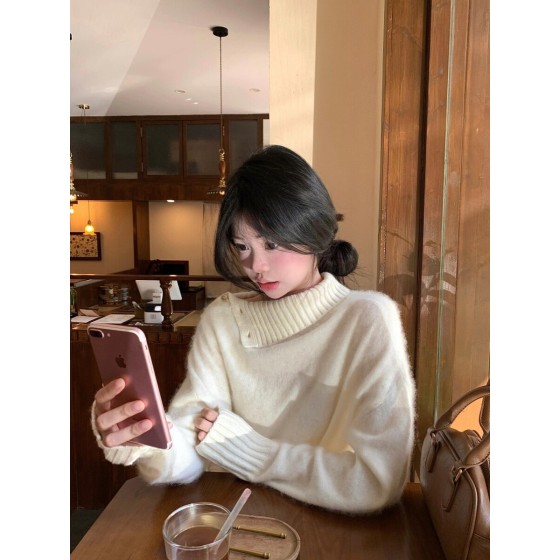 Lazy-style high-neck sweater for women, loose fit, soft and cozy white pullover top, perfect for autumn and winter.